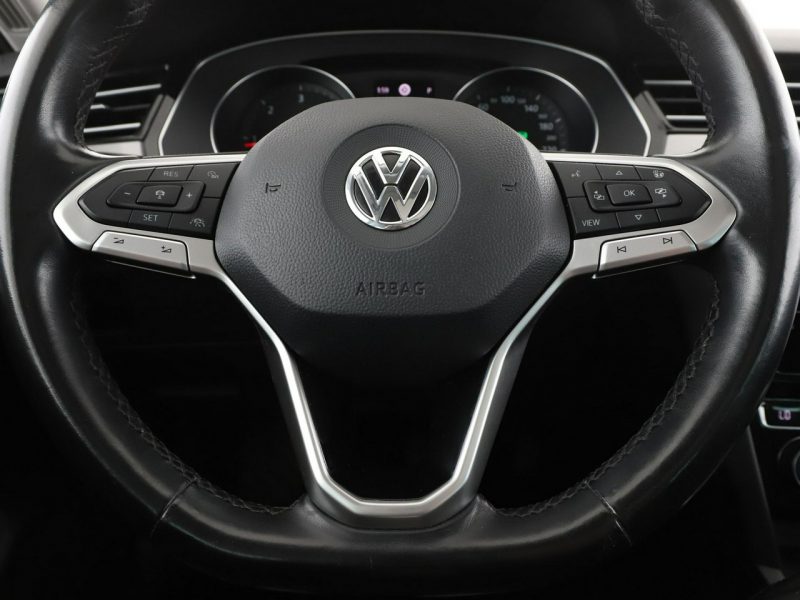 Volkswagen Passat navi czujniki parkowania klimatyzacja grzane fotele B8 (2014-2023)