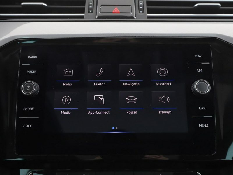 Volkswagen Passat navi czujniki parkowania klimatyzacja grzane fotele B8 (2014-2023)