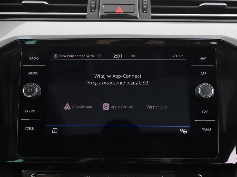Volkswagen Passat navi czujniki parkowania klimatyzacja grzane fotele B8 (2014-2023)