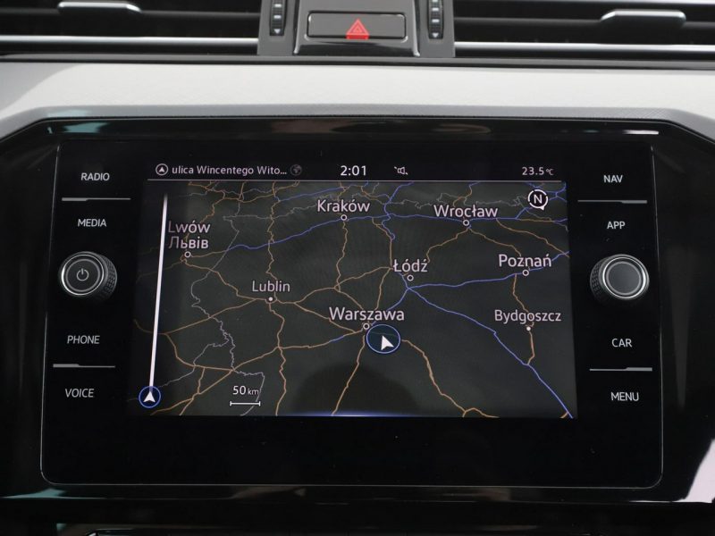 Volkswagen Passat navi czujniki parkowania klimatyzacja grzane fotele B8 (2014-2023)
