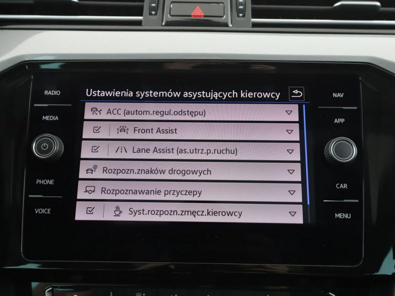 Volkswagen Passat navi czujniki parkowania klimatyzacja grzane fotele B8 (2014-2023)