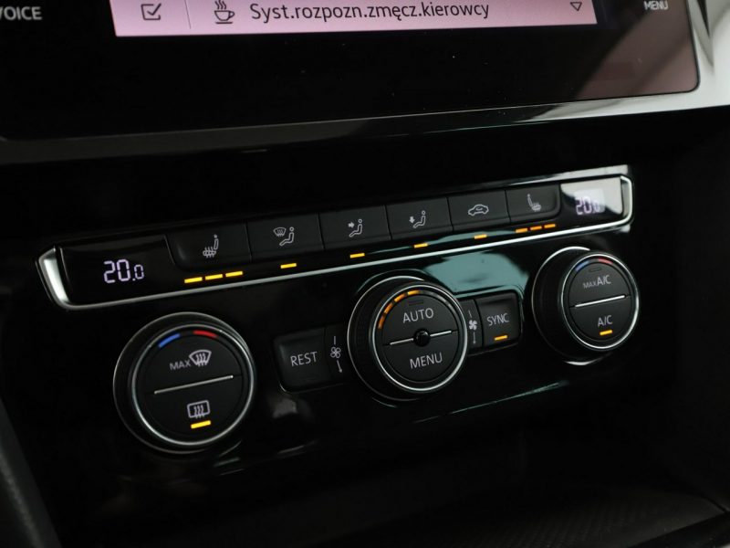 Volkswagen Passat navi czujniki parkowania klimatyzacja grzane fotele B8 (2014-2023)