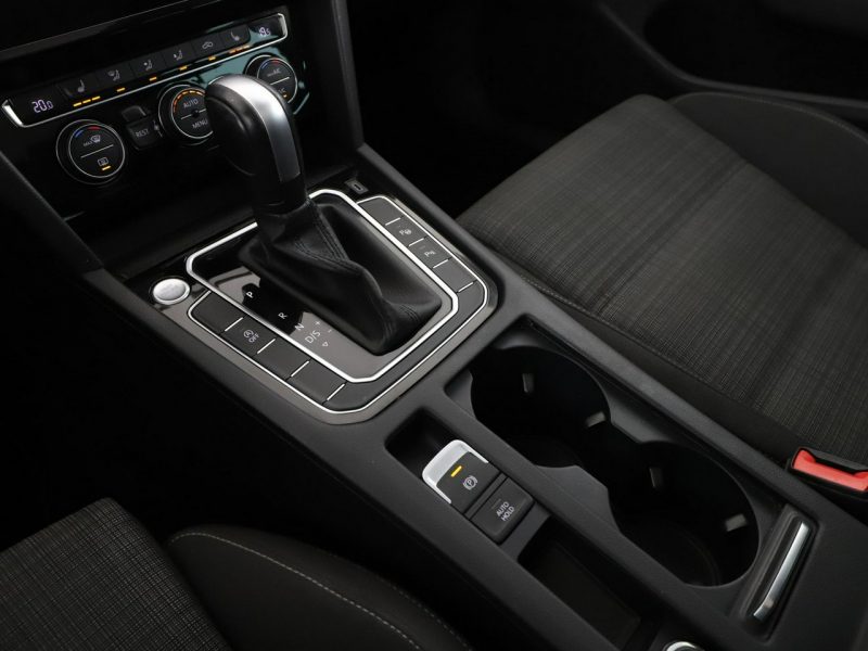 Volkswagen Passat navi czujniki parkowania klimatyzacja grzane fotele B8 (2014-2023)