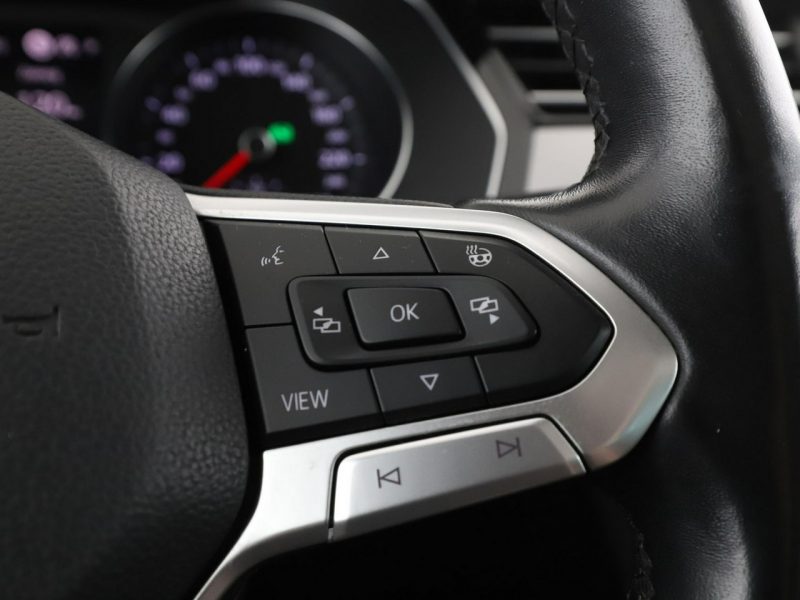 Volkswagen Passat navi czujniki parkowania klimatyzacja grzane fotele B8 (2014-2023)