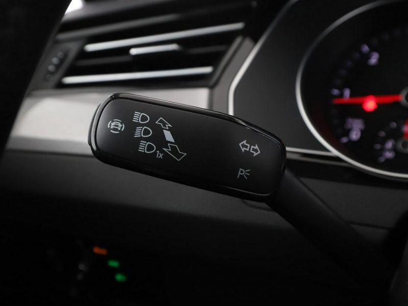 Volkswagen Passat navi czujniki parkowania klimatyzacja grzane fotele B8 (2014-2023)