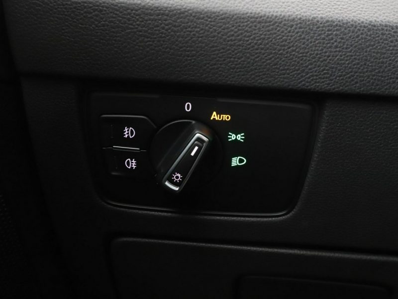 Volkswagen Passat navi czujniki parkowania klimatyzacja grzane fotele B8 (2014-2023)