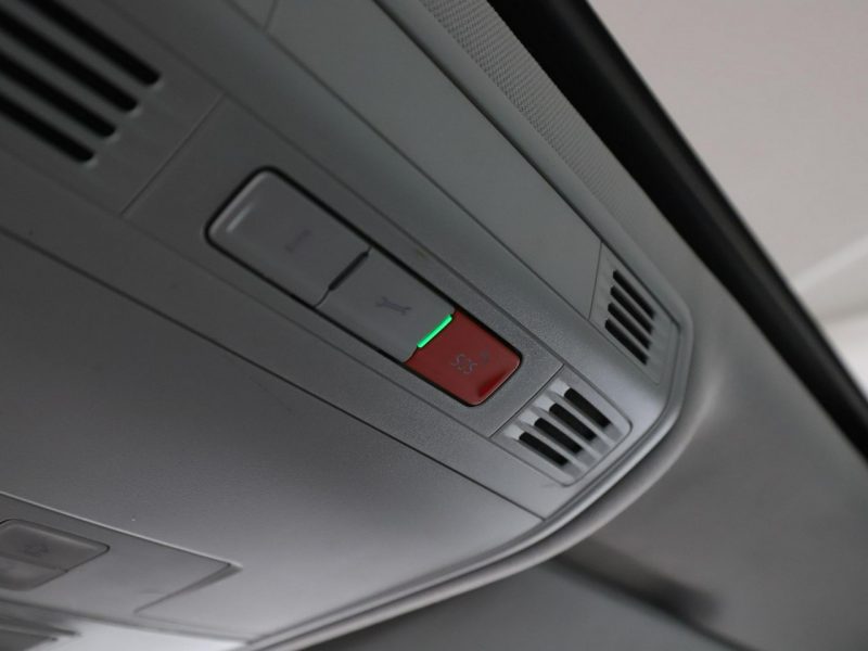 Volkswagen Passat navi czujniki parkowania klimatyzacja grzane fotele B8 (2014-2023)