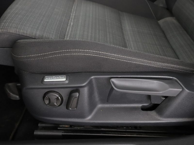 Volkswagen Passat navi czujniki parkowania klimatyzacja grzane fotele B8 (2014-2023)