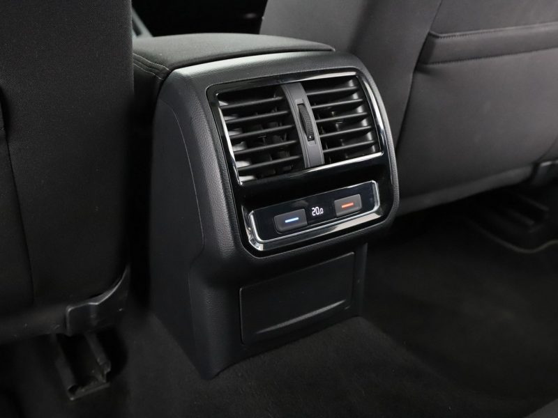 Volkswagen Passat navi czujniki parkowania klimatyzacja grzane fotele B8 (2014-2023)