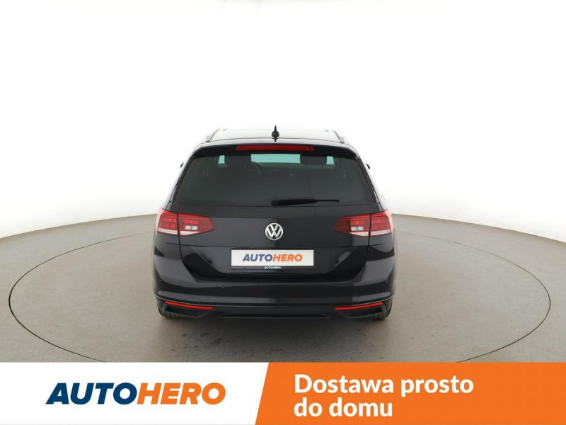 Volkswagen Passat navi czujniki parkowania klimatyzacja grzane fotele B8 (2014-2023)