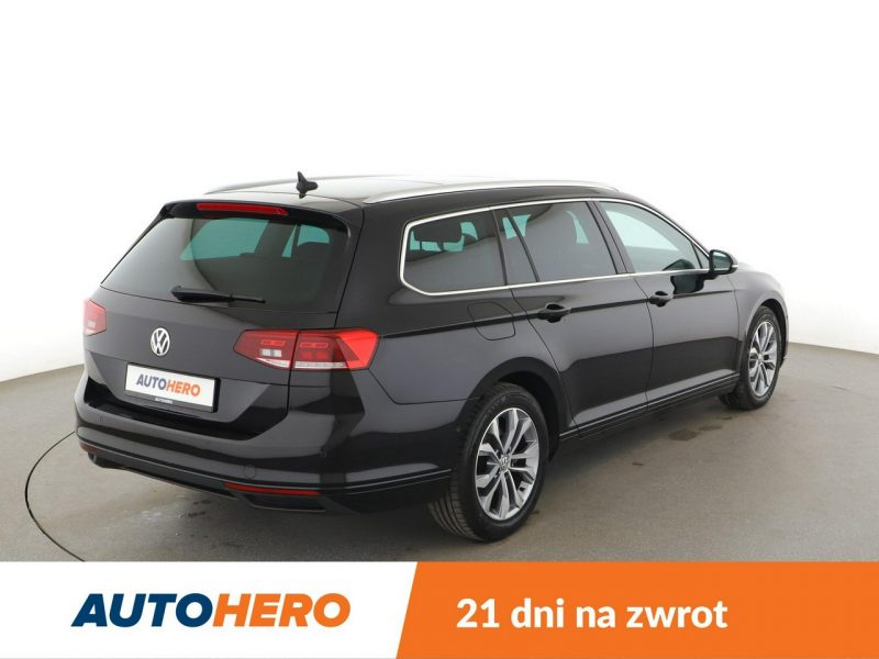 Volkswagen Passat navi czujniki parkowania klimatyzacja grzane fotele B8 (2014-2023)