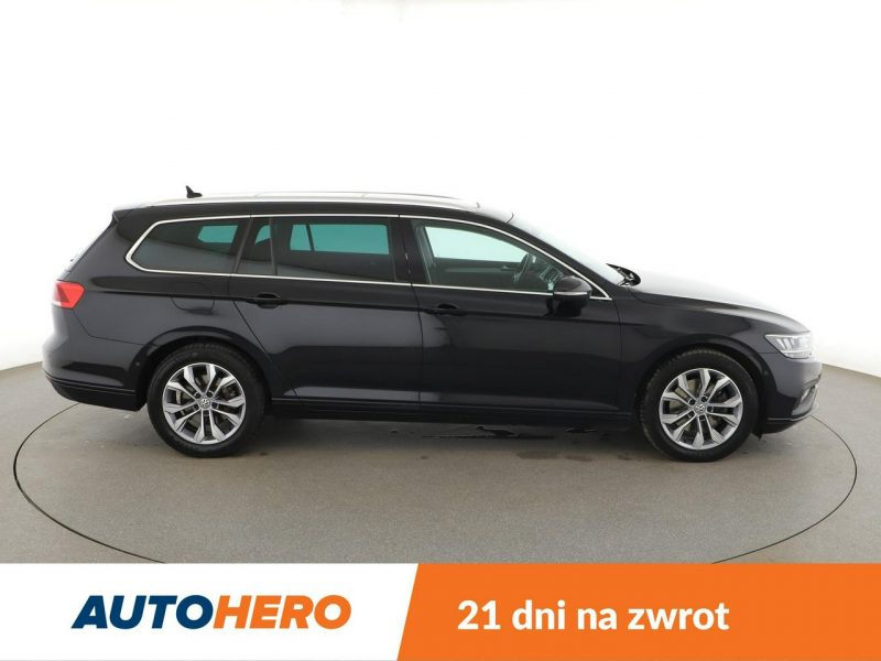 Volkswagen Passat navi czujniki parkowania klimatyzacja grzane fotele B8 (2014-2023)