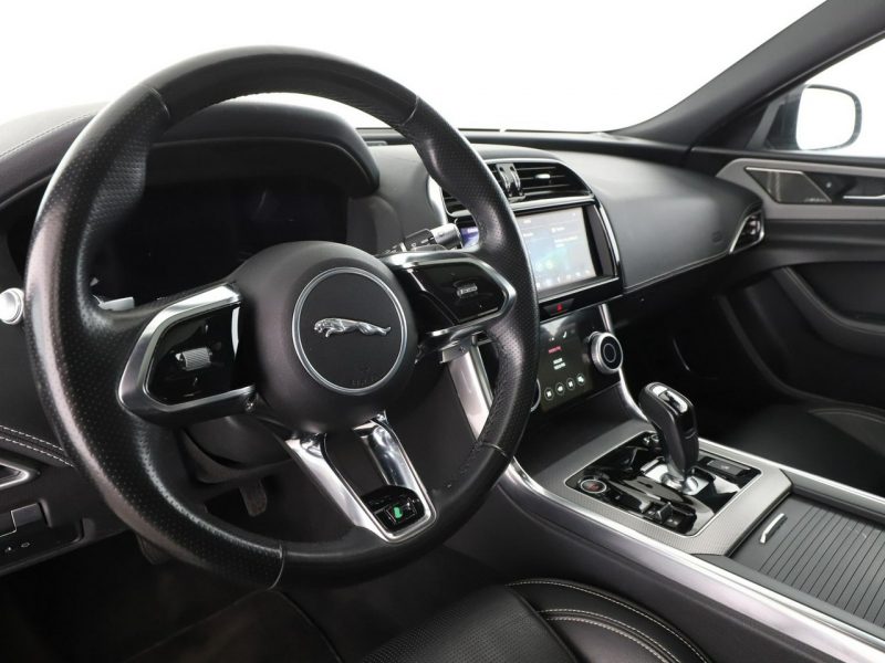 Jaguar XE Automat AWD R-Dynamic Panorama Tempomat GrzanaSkóra Navi HeadUp Kam360 I (2014-)