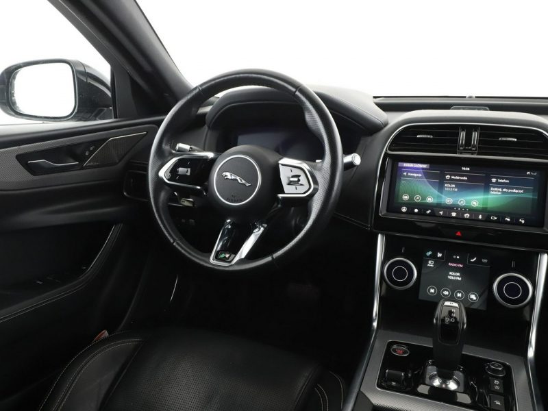 Jaguar XE Automat AWD R-Dynamic Panorama Tempomat GrzanaSkóra Navi HeadUp Kam360 I (2014-)