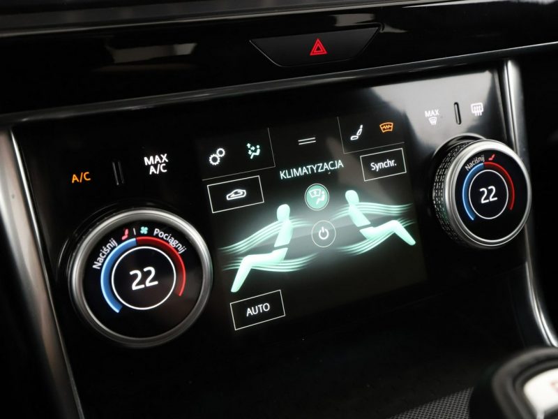 Jaguar XE Automat AWD R-Dynamic Panorama Tempomat GrzanaSkóra Navi HeadUp Kam360 I (2014-)