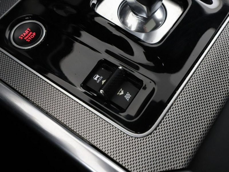 Jaguar XE Automat AWD R-Dynamic Panorama Tempomat GrzanaSkóra Navi HeadUp Kam360 I (2014-)