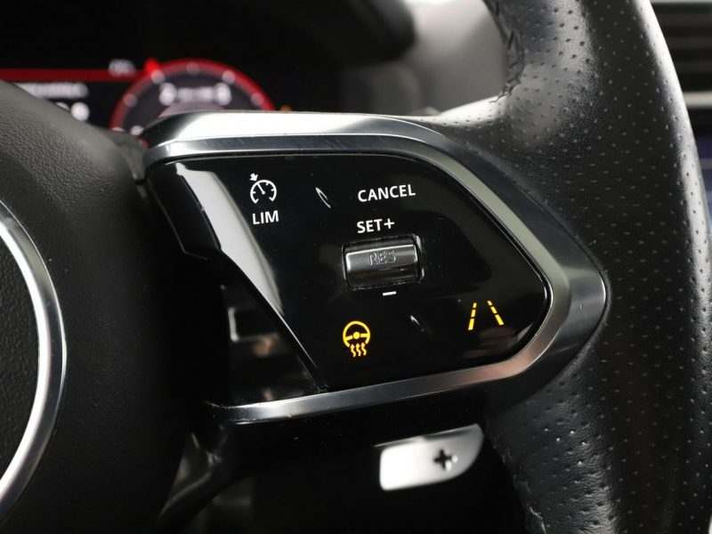 Jaguar XE Automat AWD R-Dynamic Panorama Tempomat GrzanaSkóra Navi HeadUp Kam360 I (2014-)