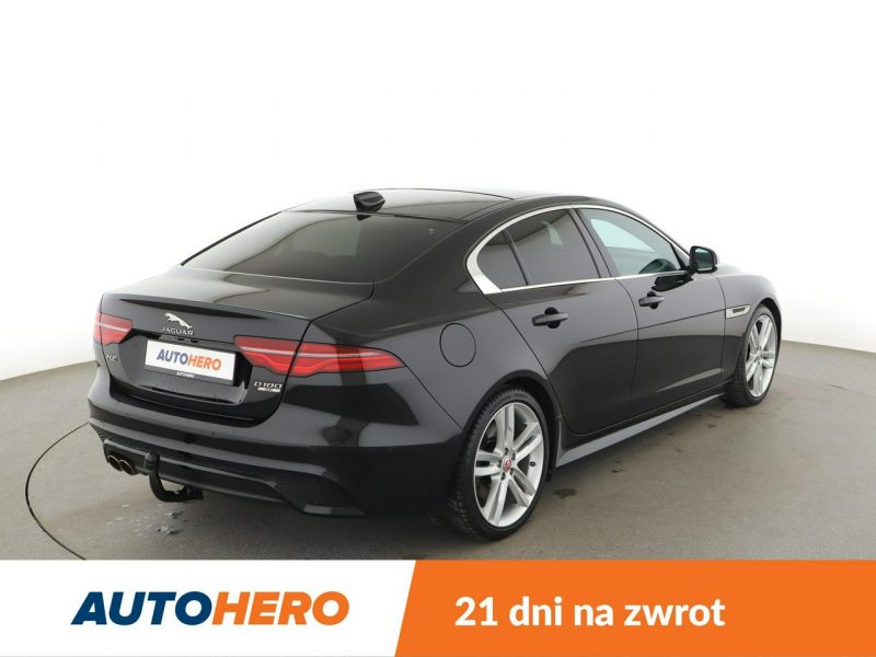 Jaguar XE Automat AWD R-Dynamic Panorama Tempomat GrzanaSkóra Navi HeadUp Kam360 I (2014-)