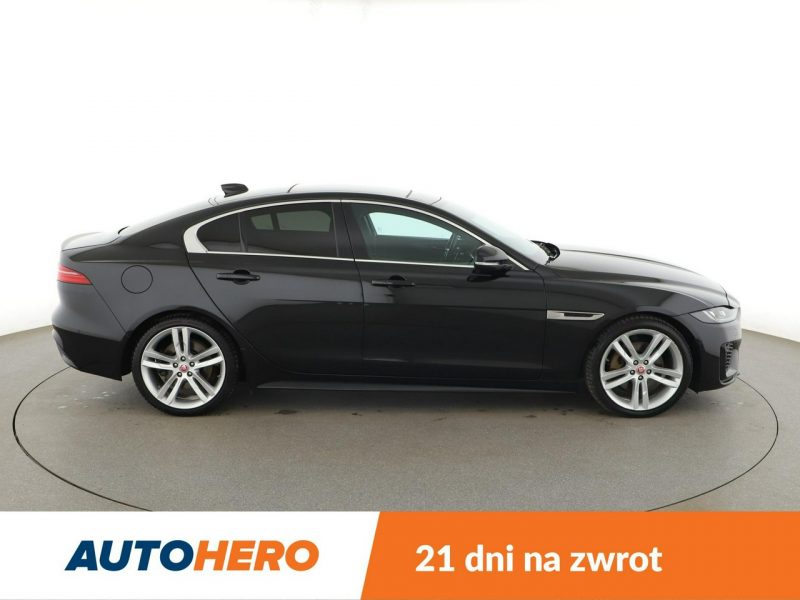 Jaguar XE Automat AWD R-Dynamic Panorama Tempomat GrzanaSkóra Navi HeadUp Kam360 I (2014-)