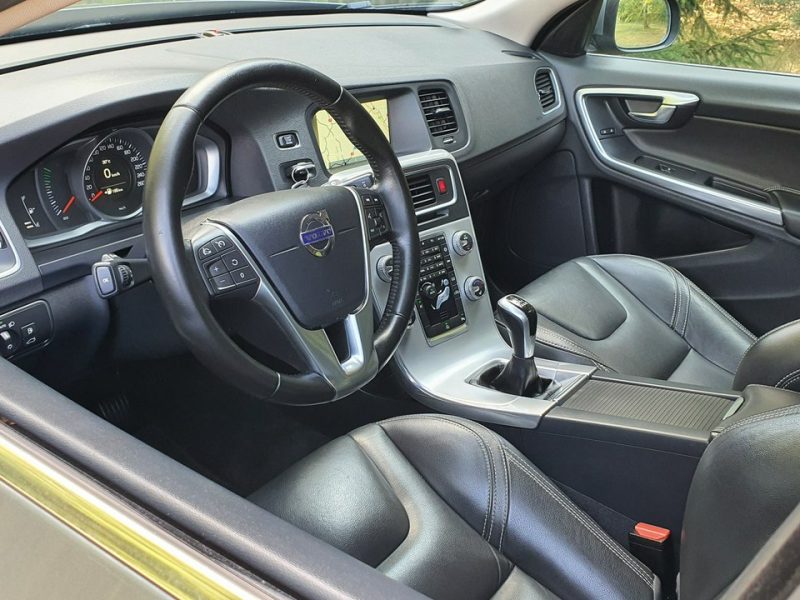 Volvo V60 2.0 D4 190KM # Momentum # NAVI # BiXenon # Skóra # Pełna Dokumentacja I (2010-2018)