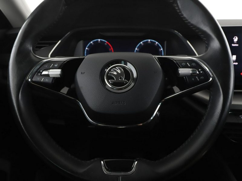 Škoda Octavia Ambition automat 150KM virtual navi PDC grzane fotele ACC LED climatro IV (2020-)