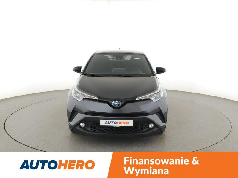 Toyota C-HR niski przebieg navi grzane fotele ACC Bluetooth