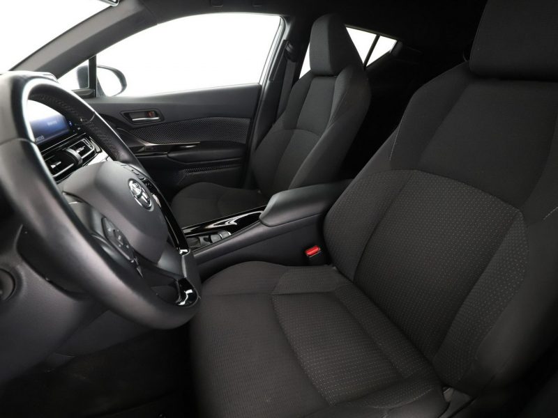 Toyota C-HR niski przebieg navi grzane fotele ACC Bluetooth