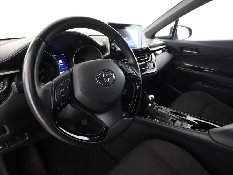 Toyota C-HR niski przebieg navi grzane fotele ACC Bluetooth