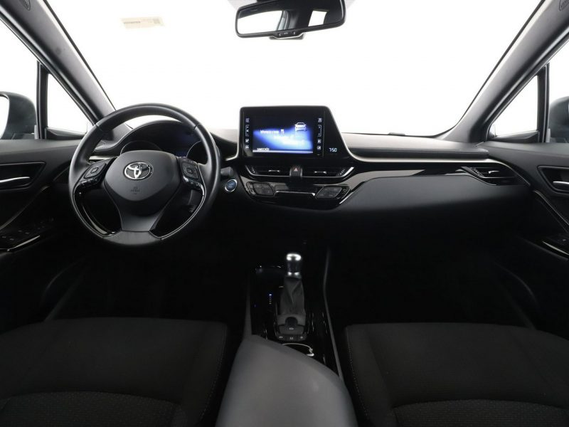 Toyota C-HR niski przebieg navi grzane fotele ACC Bluetooth