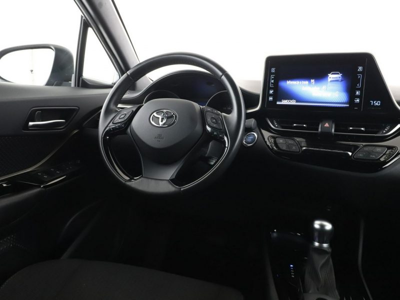 Toyota C-HR niski przebieg navi grzane fotele ACC Bluetooth