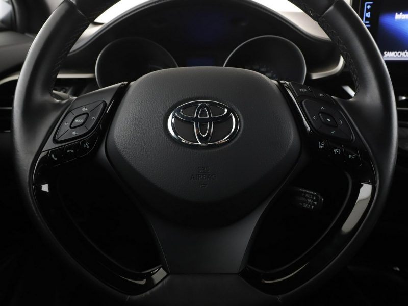 Toyota C-HR niski przebieg navi grzane fotele ACC Bluetooth