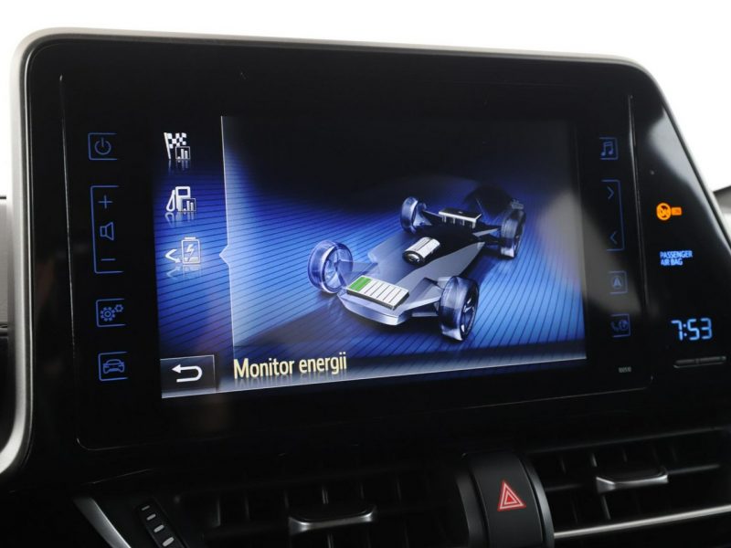 Toyota C-HR niski przebieg navi grzane fotele ACC Bluetooth