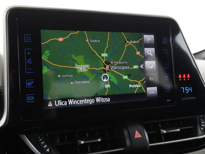 Toyota C-HR niski przebieg navi grzane fotele ACC Bluetooth