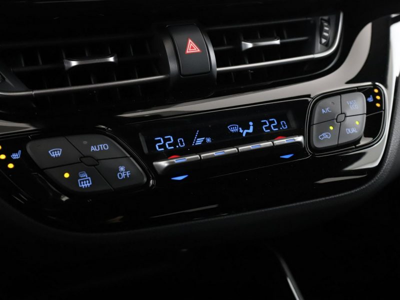 Toyota C-HR niski przebieg navi grzane fotele ACC Bluetooth