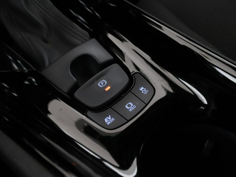 Toyota C-HR niski przebieg navi grzane fotele ACC Bluetooth