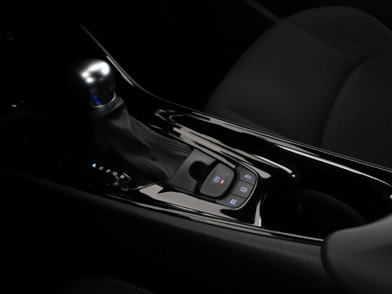 Toyota C-HR niski przebieg navi grzane fotele ACC Bluetooth