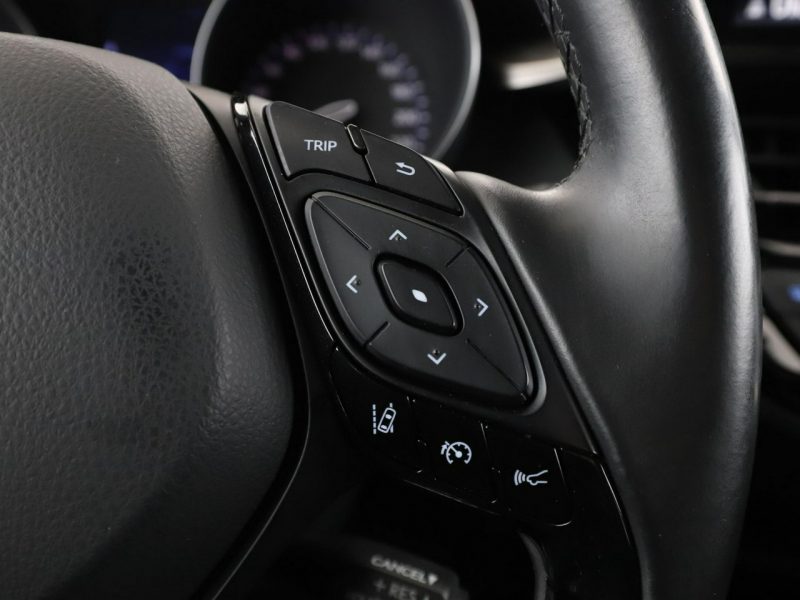 Toyota C-HR niski przebieg navi grzane fotele ACC Bluetooth