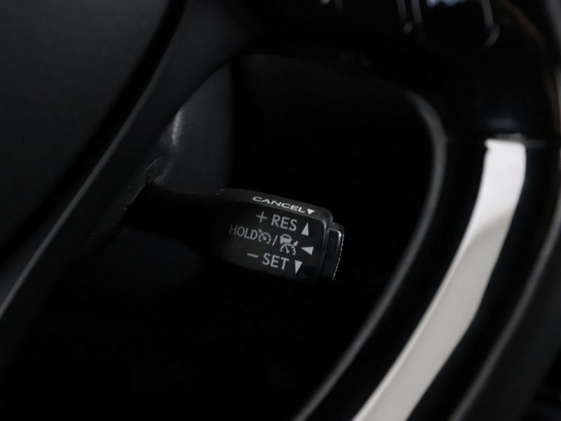 Toyota C-HR niski przebieg navi grzane fotele ACC Bluetooth