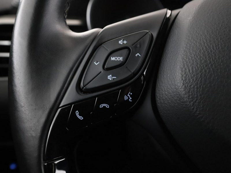 Toyota C-HR niski przebieg navi grzane fotele ACC Bluetooth
