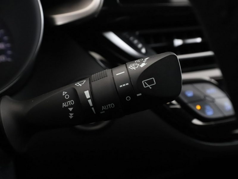 Toyota C-HR niski przebieg navi grzane fotele ACC Bluetooth