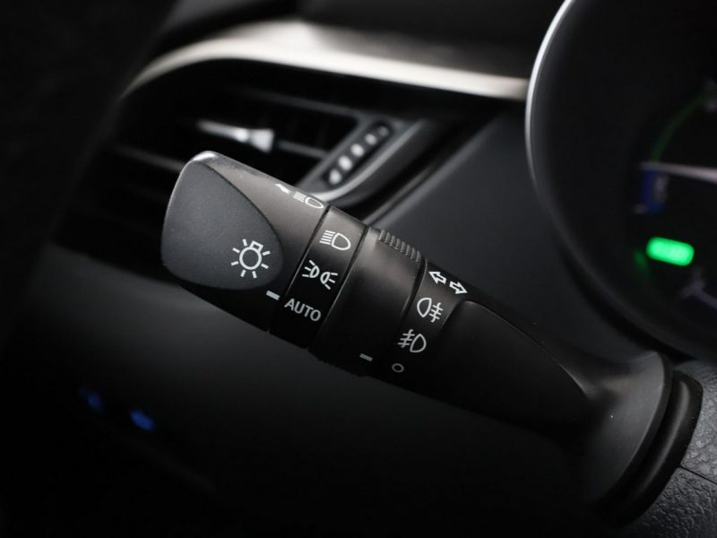 Toyota C-HR niski przebieg navi grzane fotele ACC Bluetooth