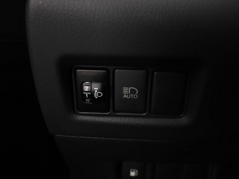 Toyota C-HR niski przebieg navi grzane fotele ACC Bluetooth