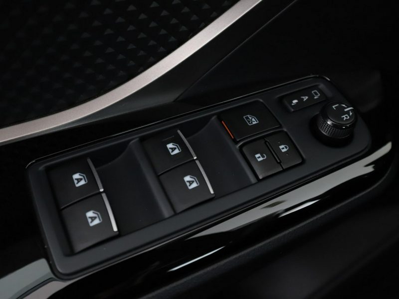 Toyota C-HR niski przebieg navi grzane fotele ACC Bluetooth