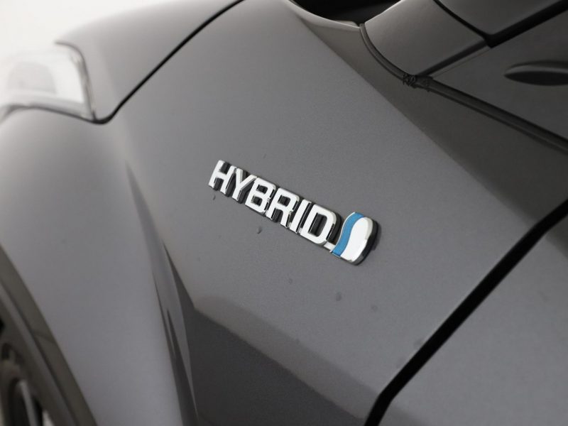 Toyota C-HR niski przebieg navi grzane fotele ACC Bluetooth