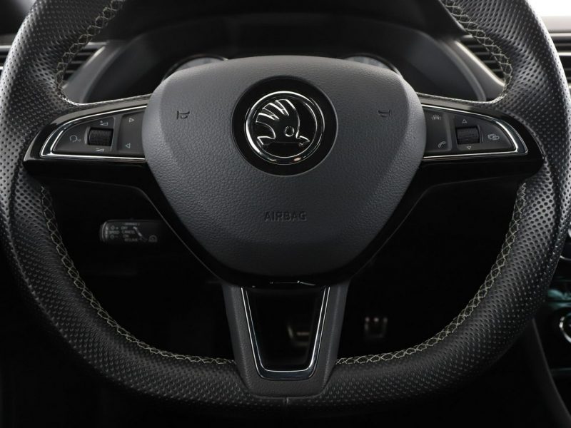 Škoda Superb automat 4x4 acantara bi-xenon PDC ACC grzane fotele navi bluetooth III (2015-2023)