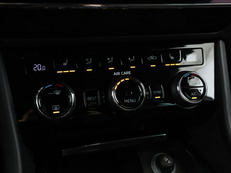 Škoda Superb automat 4x4 acantara bi-xenon PDC ACC grzane fotele navi bluetooth III (2015-2023)