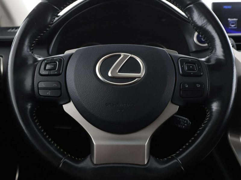 Lexus NX 4x4 HEV navi kamera i czujniki parkowania el. sterowane i grzane fotel I (2014-2021)