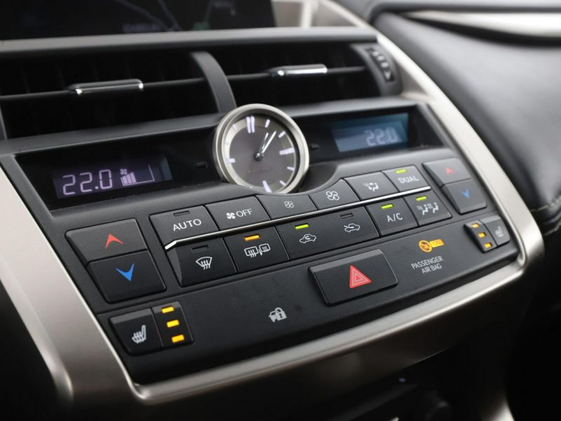 Lexus NX 4x4 HEV navi kamera i czujniki parkowania el. sterowane i grzane fotel I (2014-2021)