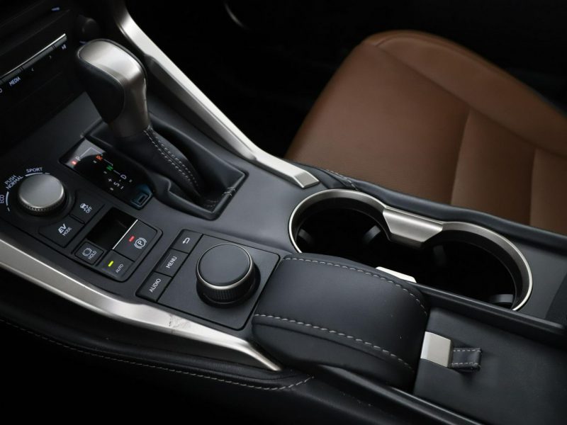 Lexus NX 4x4 HEV navi kamera i czujniki parkowania el. sterowane i grzane fotel I (2014-2021)