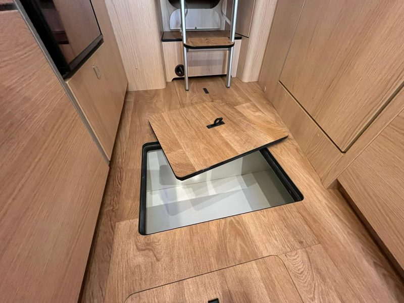 samochody kempingowe Hymer-Eriba B-MC I580 Integra na bazie Mercedesa dla 4 osób do 3,5T! Kraków